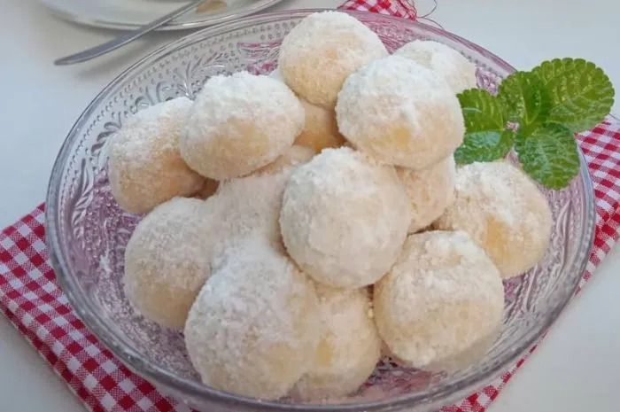 Milky Snow Cookies